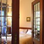 Entspannen mit Niveau: Suite mit hohen Wänden und nostalgischen Möbeln