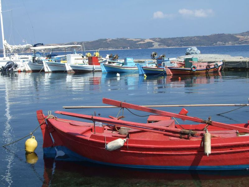 Fischer mit seinem Netz auf enem Boot im Hafen von Chania, Kreta,  Griechenland, Europa